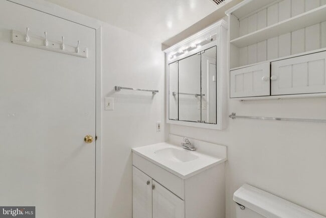 Building Photo - 2817 Jermantown Rd