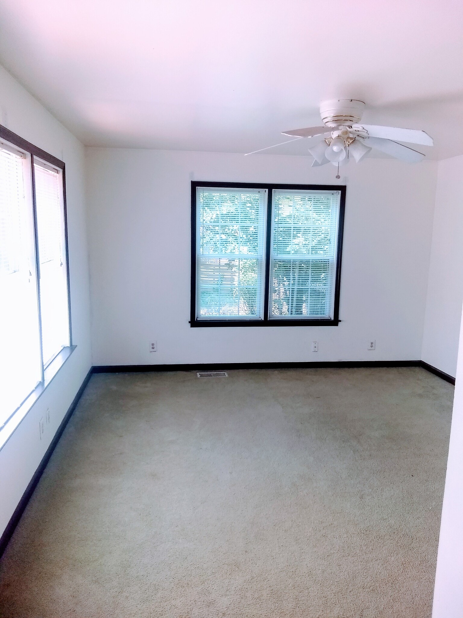 Building Photo - 1006 McMahan Ave