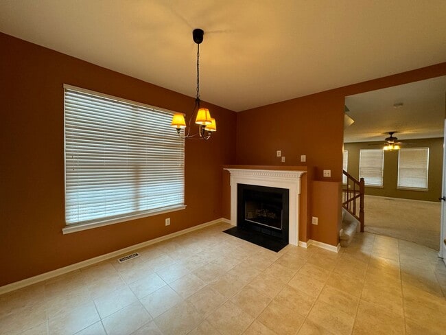 Building Photo - Spacious 3 Bed 3 Bath End-Unit Townhome Wi...