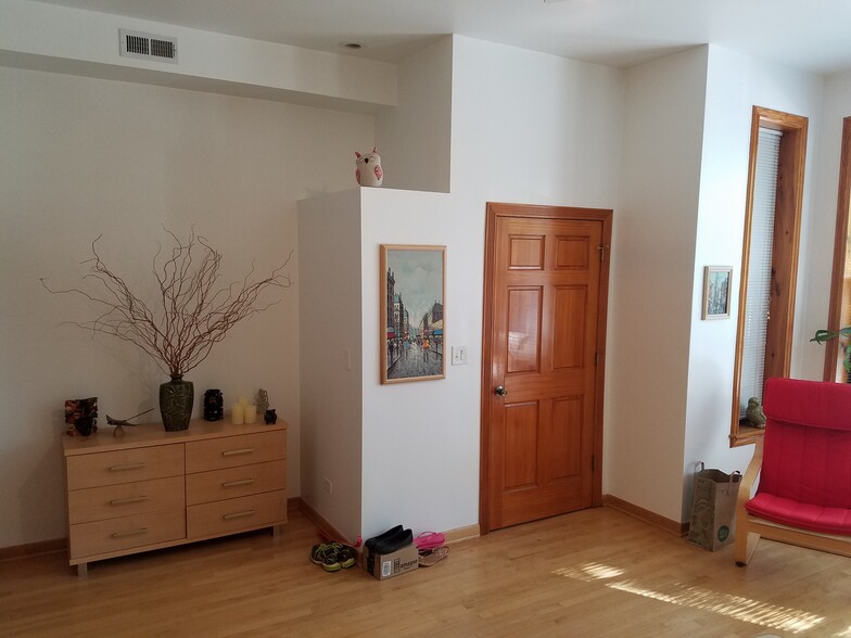 Building Photo - 1538 N Wood St