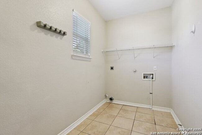 Building Photo - Stunning 4 Bedroom 2.5 Bath home in The Ridge at Lookout Canyon ~ Move in Ready!