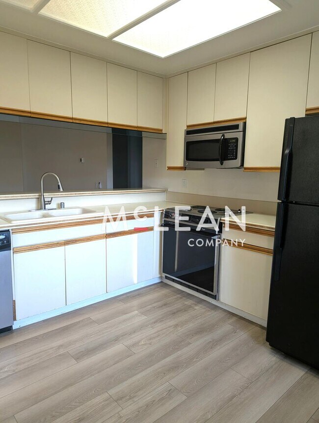 Building Photo - 2-Bedroom Condo in the Desert Princess Community