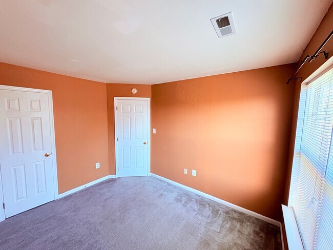 Building Photo - CENTRALLY LOCATED TOWNHOUSE - STAFFORD