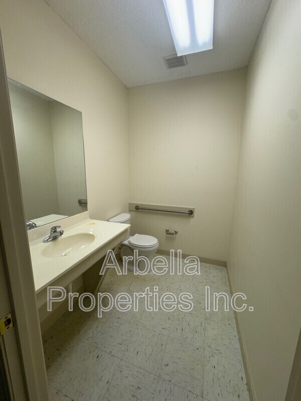 Building Photo - 902 Sunset Dr 7B