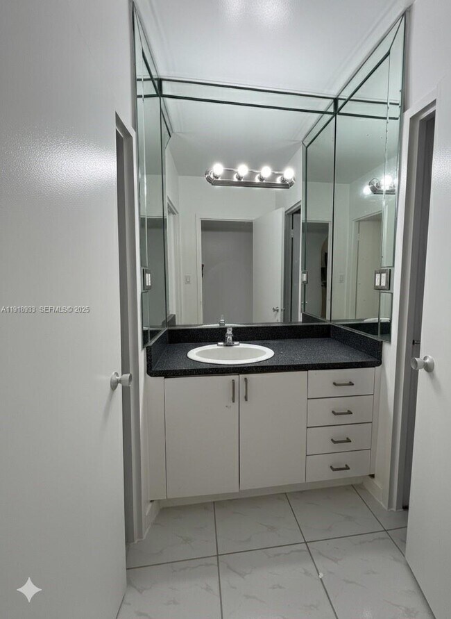 Building Photo - 100 Lincoln Rd