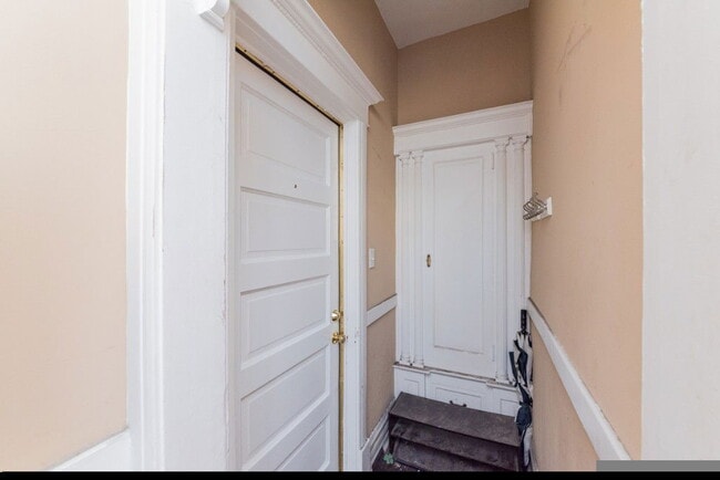 Building Photo - 907 W Addison St