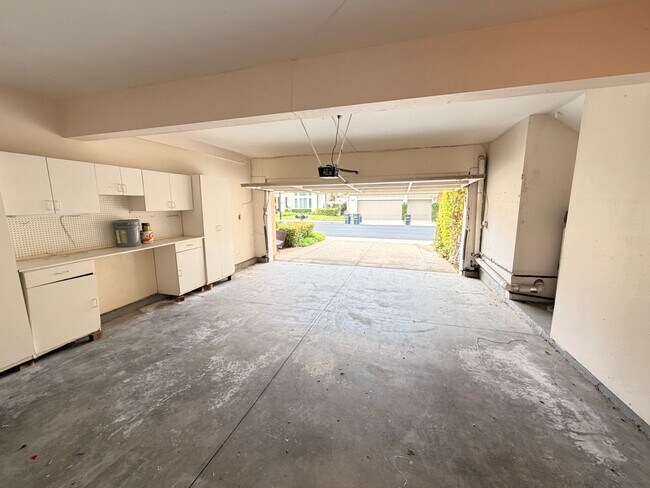 Building Photo - Beautiful 3 Bedroom, 2.5 Bathroom Newport ...