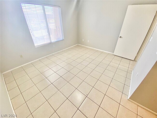 Building Photo - 8070 W Russell Rd