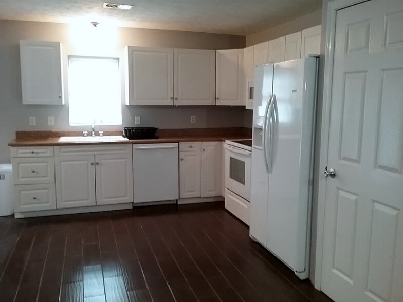 Building Photo - 4501 E Chestnut St