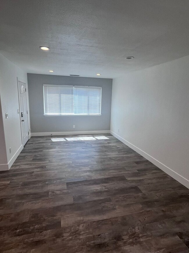 Building Photo - BEAUTIFUL 3 BEDROOM HOME IN ELVERTA!!