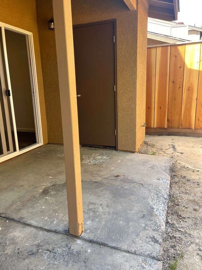 Building Photo - Townhouse in a gated community near Creeks...
