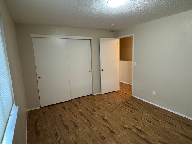 Building Photo - Spacious 2br/1.5ba 2-level Apt with washer/dryer included