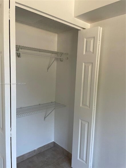 Building Photo - 570 S Park Rd