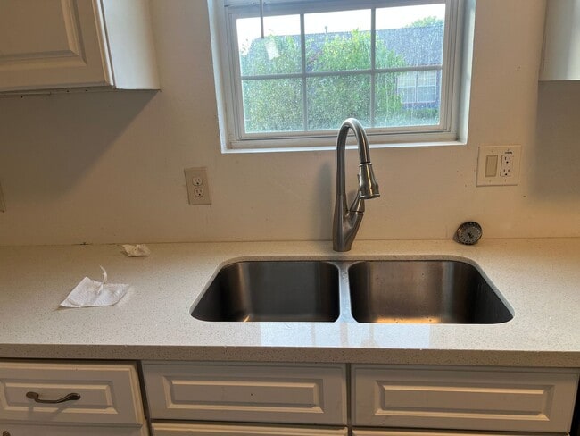 Building Photo - Charming 2BR Duplex in La Porte