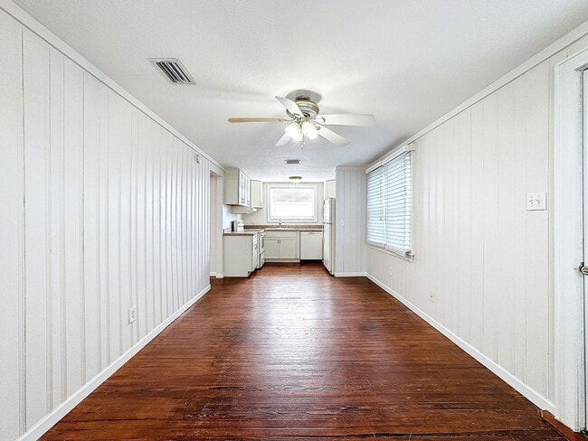 Building Photo - 2649 1/2 Dartmouth Ave N