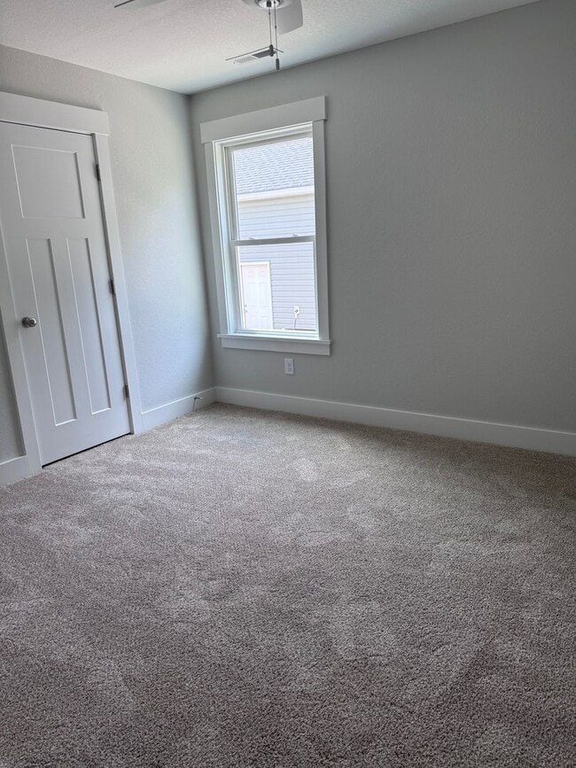 Building Photo - 997 Burnside Rd