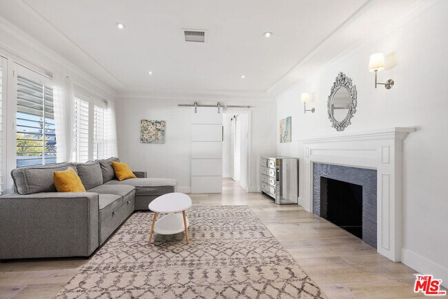 Building Photo - 5439 Carpenter Ave