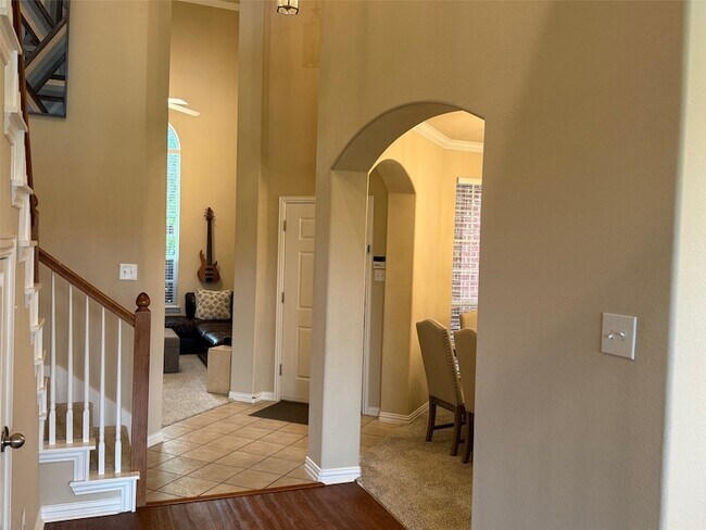 Building Photo - 1420 Somerset Dr