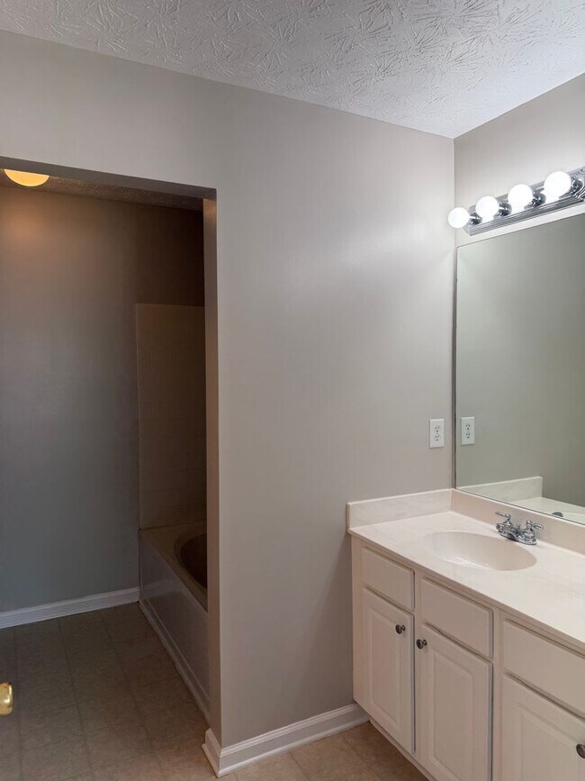 Building Photo - 6262 Shoreview Cir