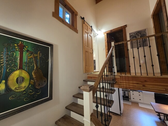 Building Photo - 713 Claire Ln