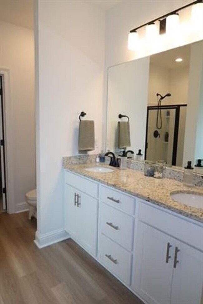 Building Photo - Golf Course and Pond Views