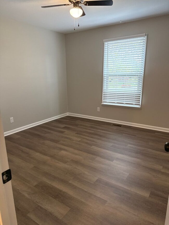 Building Photo - Charming Single-Level 3 Bedroom Home with Backyard and Pet-Friendly Living