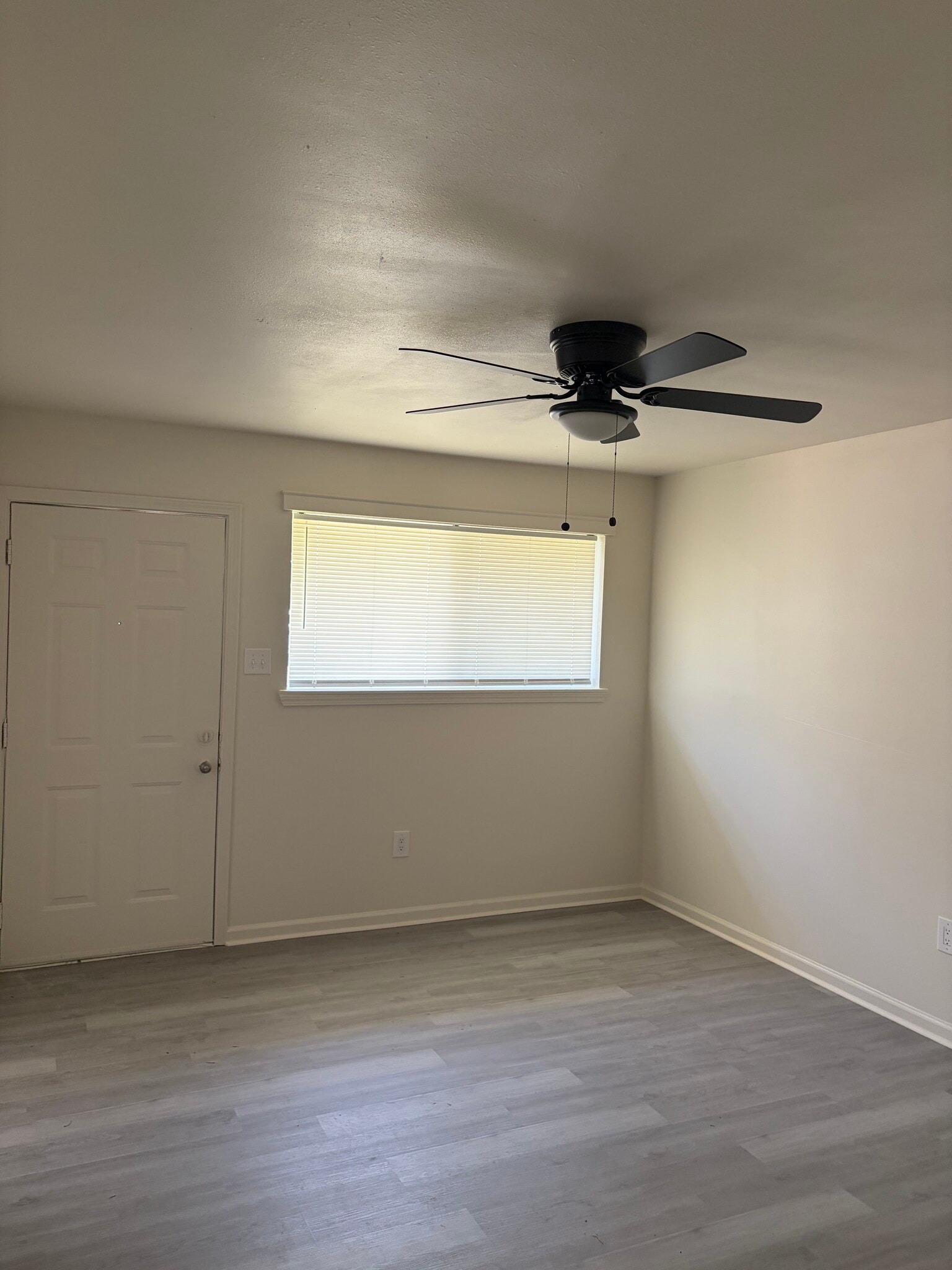 Building Photo - 4865 Beechwood Dr