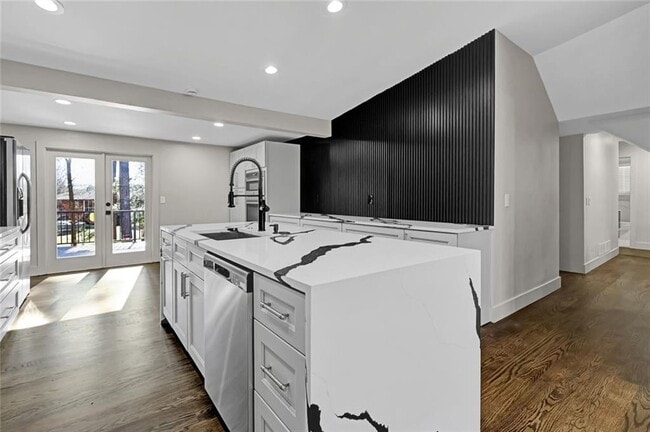 Building Photo - 1887 Shalimar Dr NE