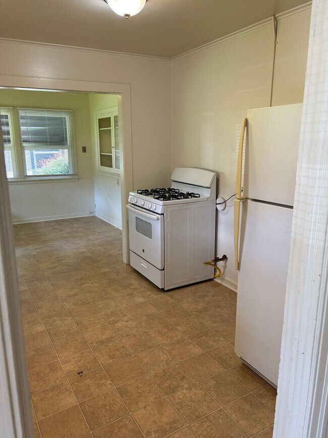Building Photo - 3 Bedroom on large corner lot!
