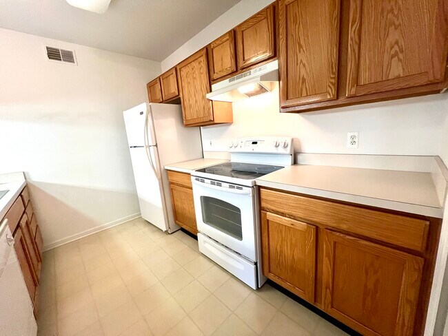 Building Photo - 2664 S Knightsbridge Cir