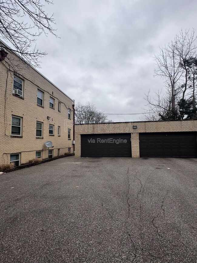 Building Photo - 2046 W Market St