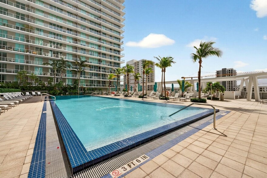 Building Photo - 1111 SW 1st Ave