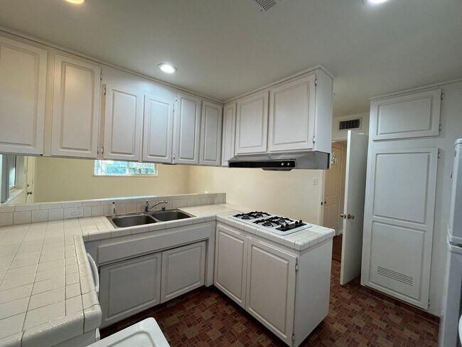 Building Photo - MOVE IN READY 3+2 home in Northridge w/RV access, appliances included + central HVAC!