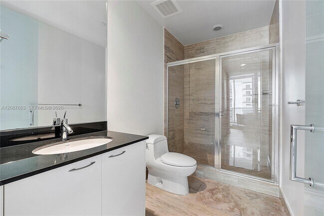 Building Photo - 15811 Collins Ave