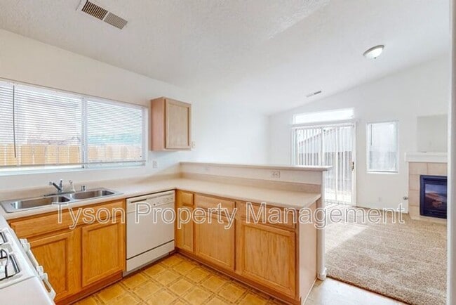 Building Photo - 7124 Labrador Dr NE