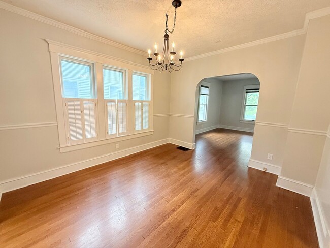 Building Photo - Spacious 3-Bedroom Home with Modern Comfor...