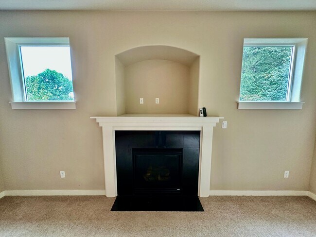 Building Photo - Beautiful 6-bedroom 4-bathroom home in an upscale neighborhood in the Sexton Mountain section of ...