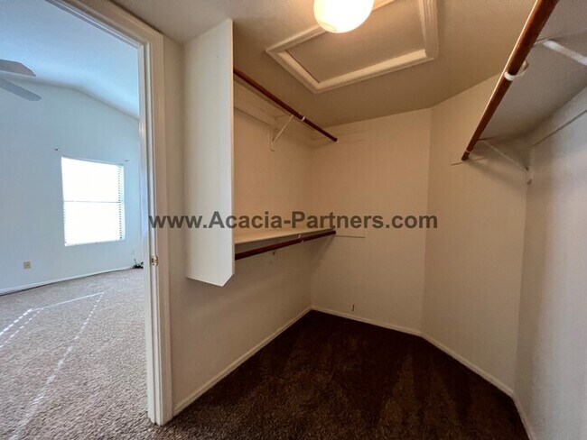 Building Photo - NW Three Bedroom/ 2 1/2 Bath Home