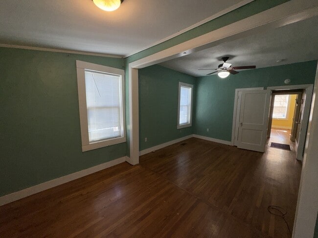 Building Photo - 302 Decelle St