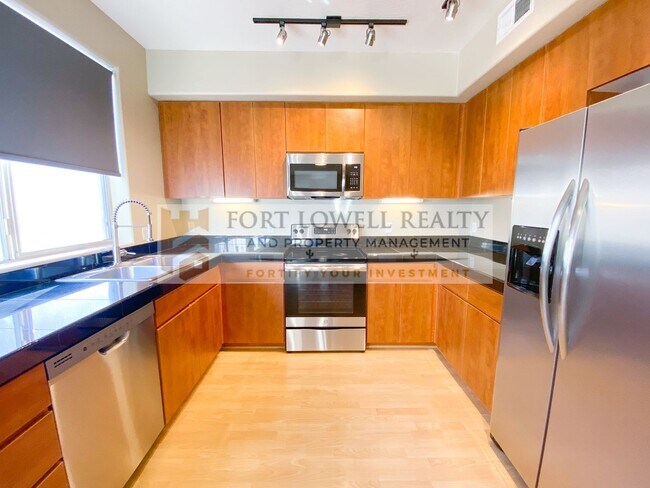 Building Photo - Two bedrooms, 2 Bathrooms 1,288 Sq. Ft. Plus 2 Car Garage in Phoenix AZ 85004