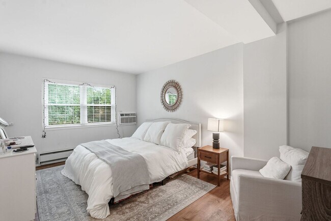 Building Photo - Bright Alexandria Condo with Private Patio & Community Pool!