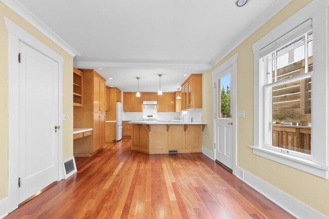 Building Photo - 5Bd/2Ba Seattle Home