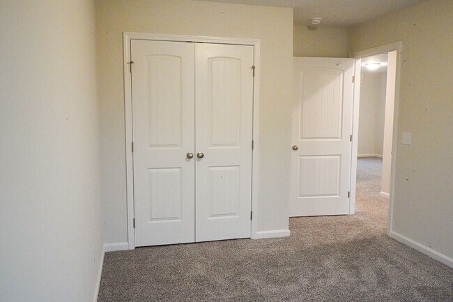 Building Photo - AVAILABLE NOW!