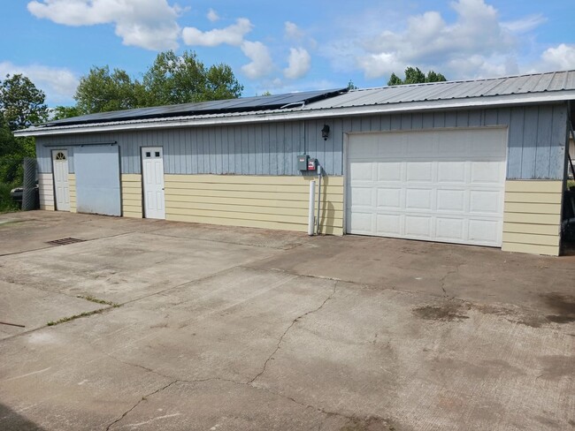 Building Photo - Solar power 3 bedroom 1 bath home with sho...