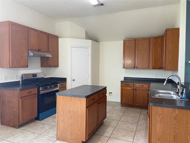 Building Photo - 5634 Park Village Dr