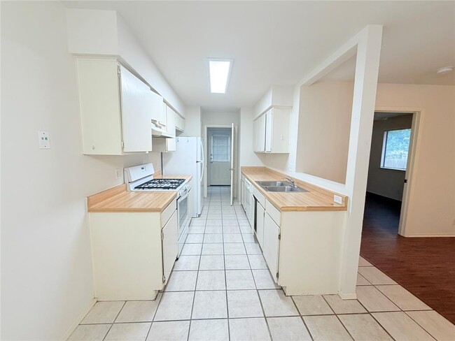 Building Photo - 405 Parkhill Cove