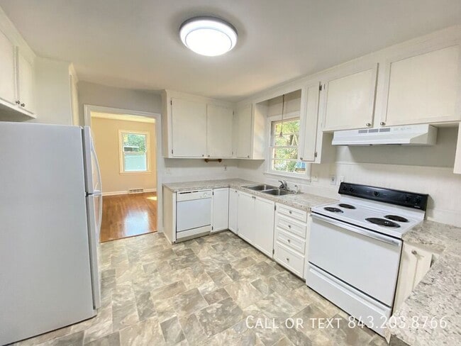 Building Photo - 1821 Somerset Cir