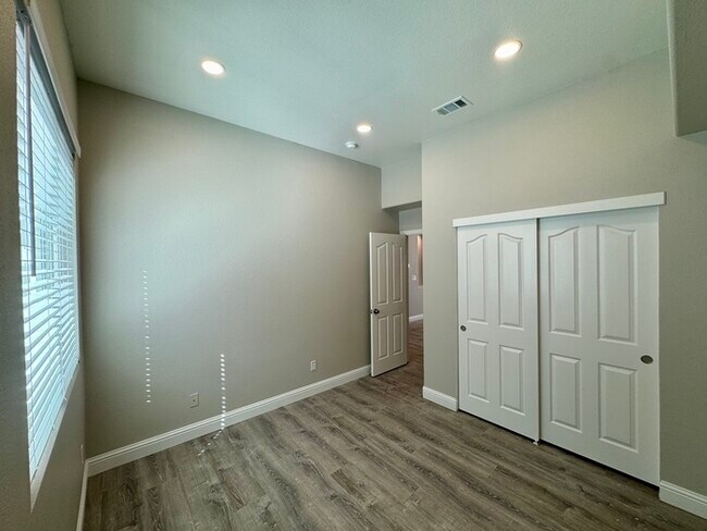 Building Photo - 3 bedroom 2 bath beautiful home in West Sac