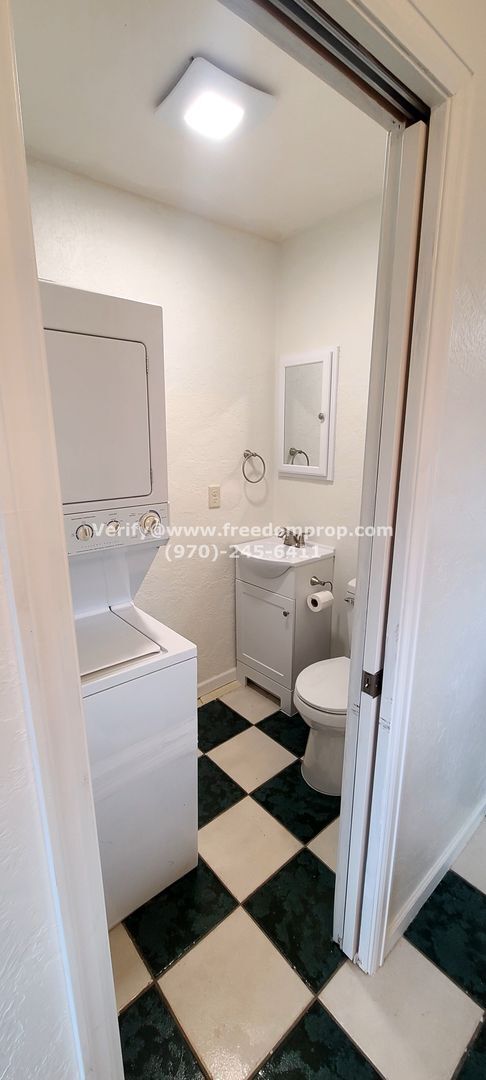Building Photo - Updated through out!  Great 2 bedroom 1.5 ...
