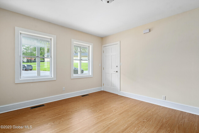 Building Photo - 136 Saratoga Ave